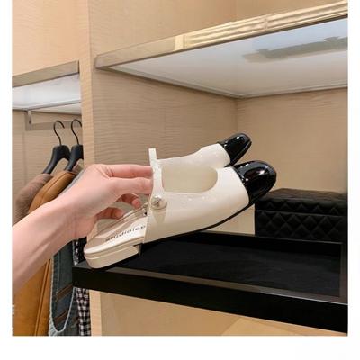 Туфли с круглым носком, с одним ремешком и неглубоким вырезом, универсальны. Это туфли на плоской подошве и полусабо для женщин.