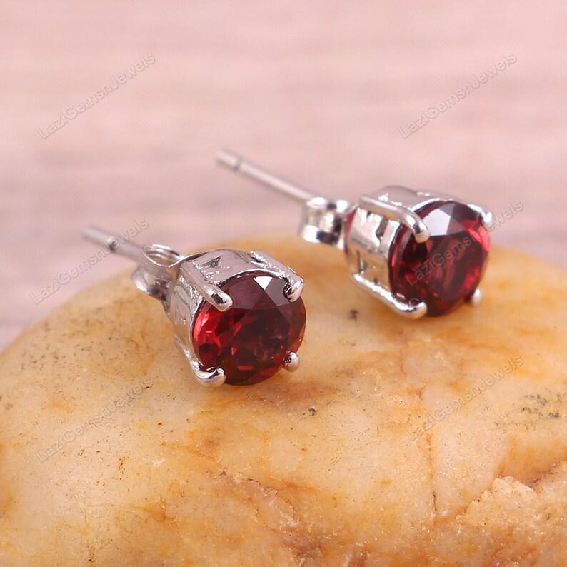 Серьги с натуральным гранатом - серьги-гвоздики с гранатом - изящные минималистичные серьги - крошечные эффектные серьги - подарок для женщин и ее мамы - серебро 925 пробы