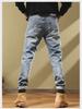 Мужские узкие светло-голубые рваные джинсы — модный весенне-осенний стиль