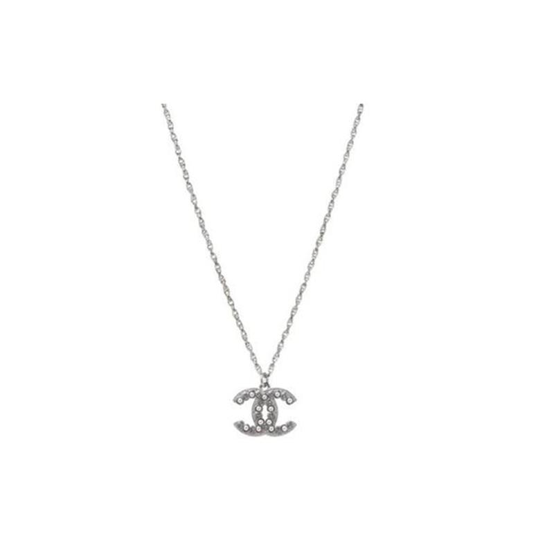 Chanel Изысканное серебряное ожерелье с инкрустацией жемчугом с двойной буквой C для женщин