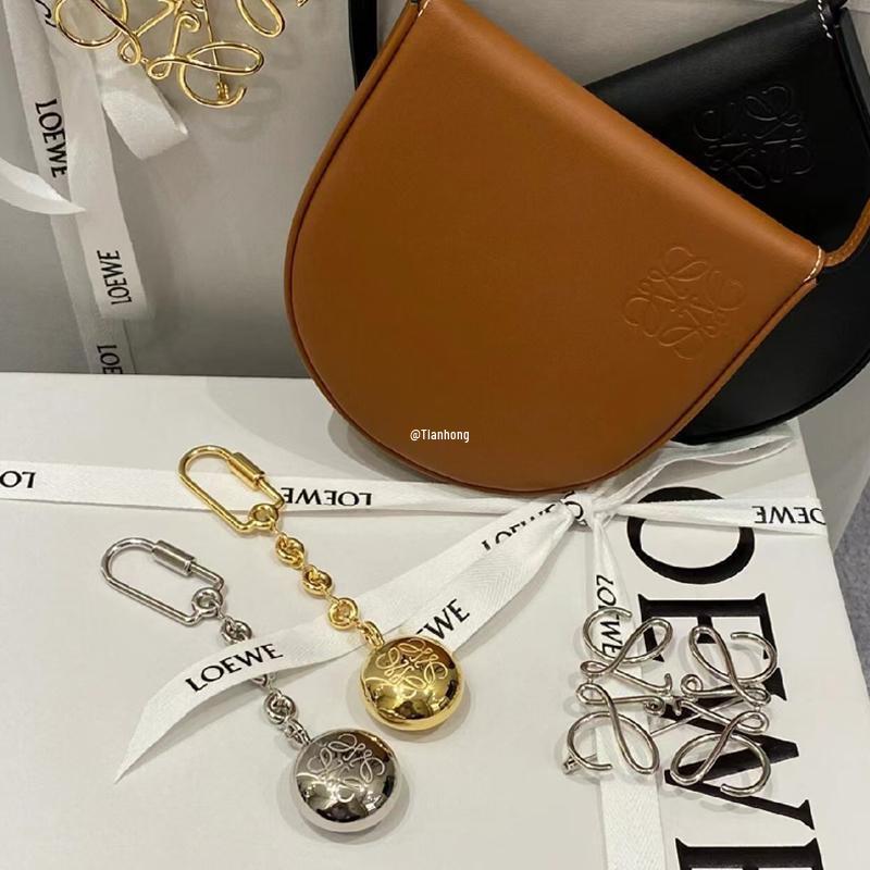 Высококлассный брелок-подвеска Loewe Small Pebble с сумкой на удачу