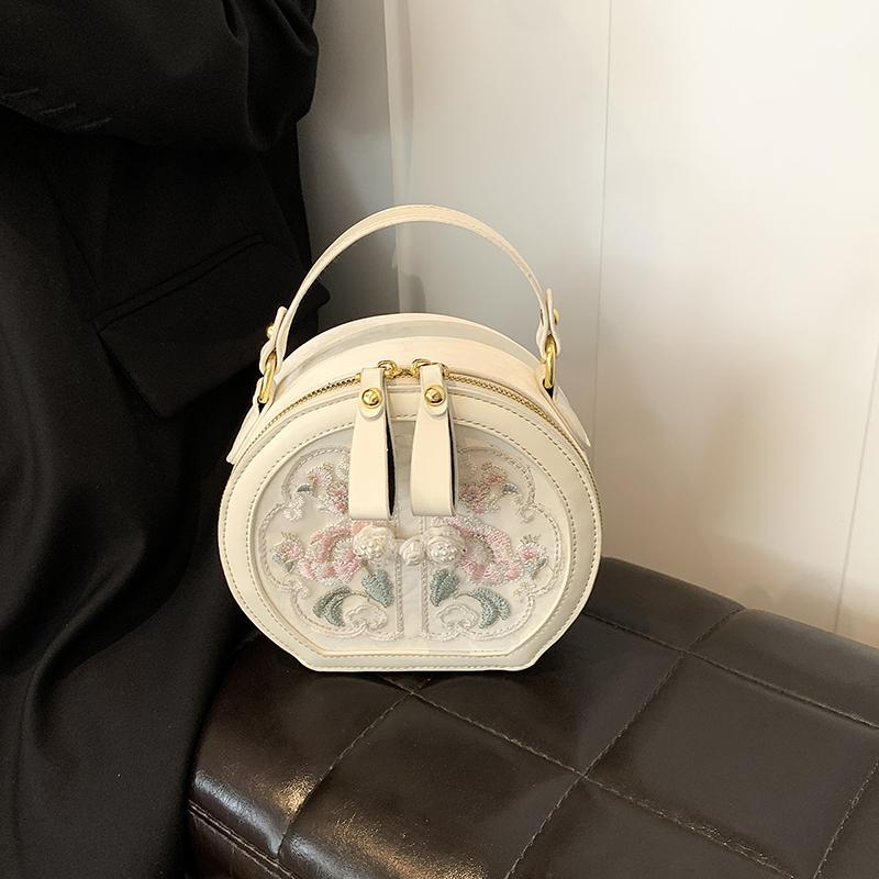 Красиво вышитая сумка-клатч на одно плечо подчеркнет ваш темперамент и стиль.