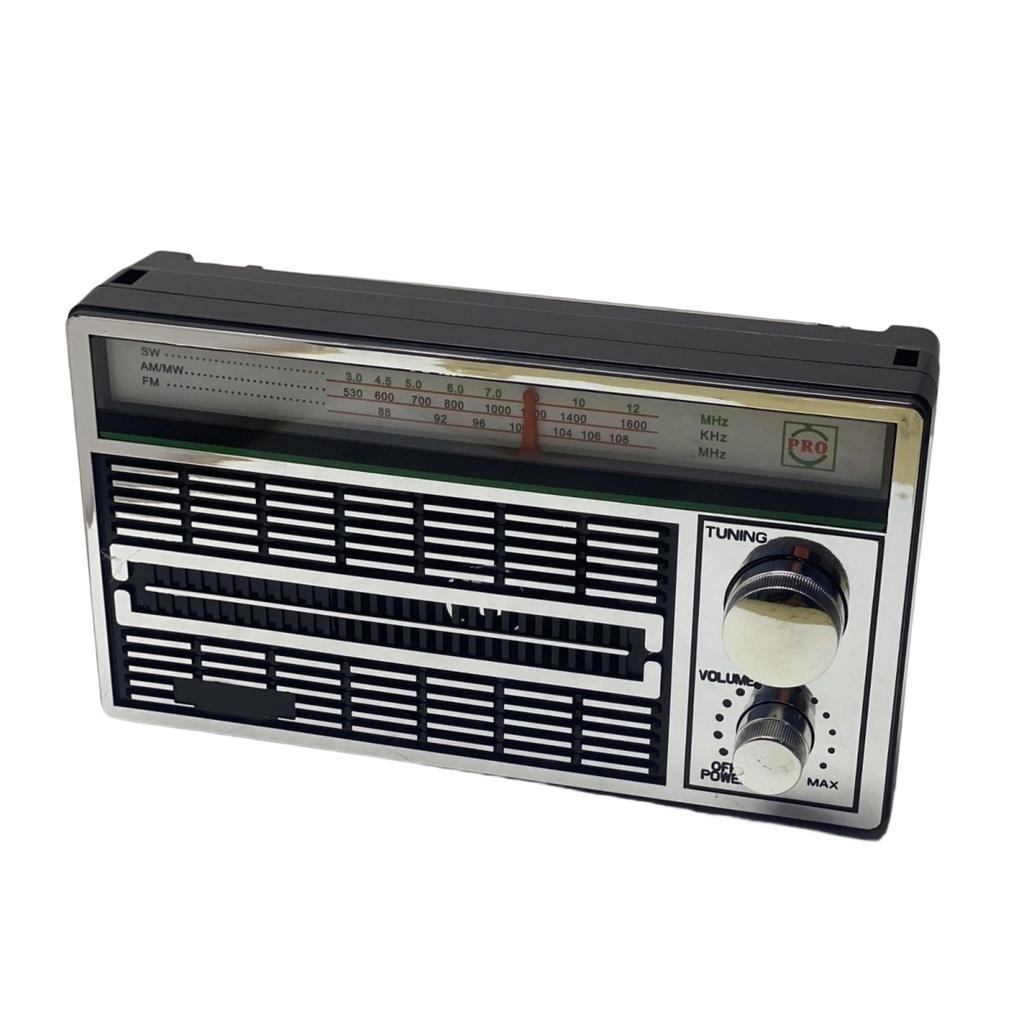 Высококачественный AM/FM радиоприемник для взрослых, предлагающий ностальгическую эстетику, простое управление и несколько источников питания