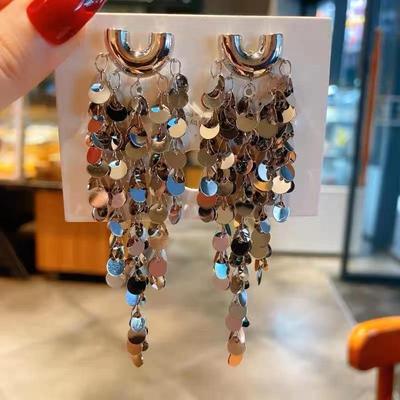 Серьги-кисточки из золотых пайеток с нишевым дизайном - стильные ювелирные изделия высокого класса