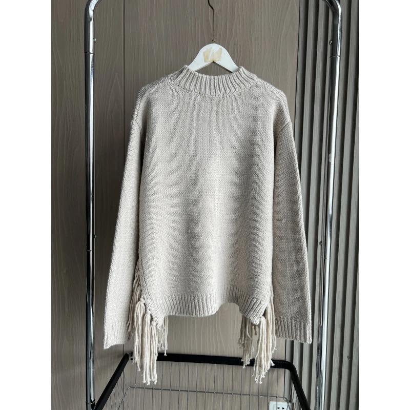 Повседневный и стильный вязаный свитер с высоким разрезом, полосатой бахромой и круглым вырезом