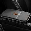 Кожаный коврик на подлокотник автомобиля с рисунком под карбон и логотипом Porsche для повышенного комфорта и защиты