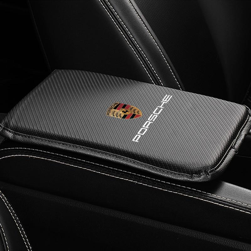 Кожаный коврик на подлокотник автомобиля с рисунком под карбон и логотипом Porsche для повышенного комфорта и защиты