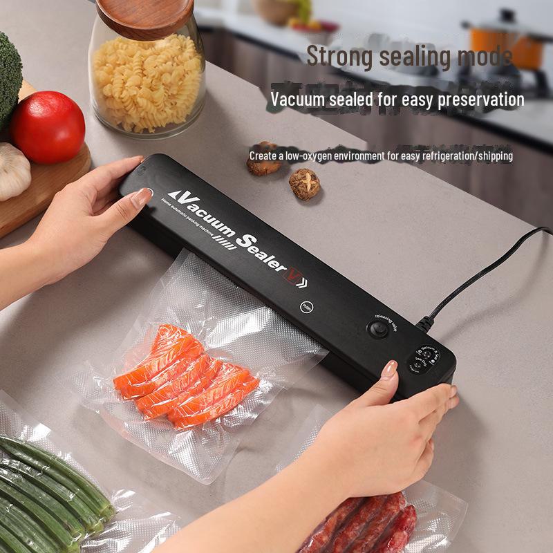 Автоматическая небольшая бытовая машина для запечатывания пищевых продуктов, предназначенная для консервирования приготовленных продуктов с использованием технологии компрессионной пластиковой герметизации.