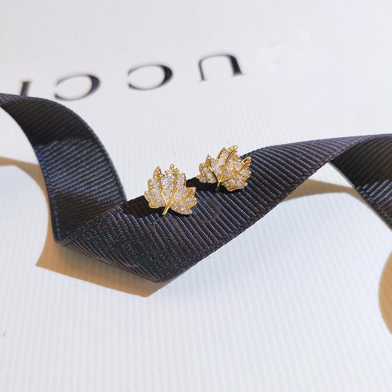 Серьги-гвоздики в форме листа Женские простые атмосферные серьги Ins Niche Design Серьги-листья Серьги в форме иностранного газа