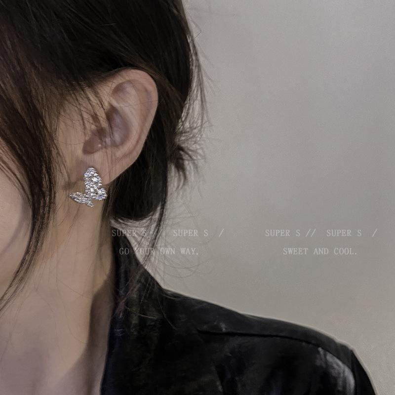 Super fairy exquisite full diamond butterfly earrings women's light luxury sweet high-end stud earrings Korean simple small exquisite earrings