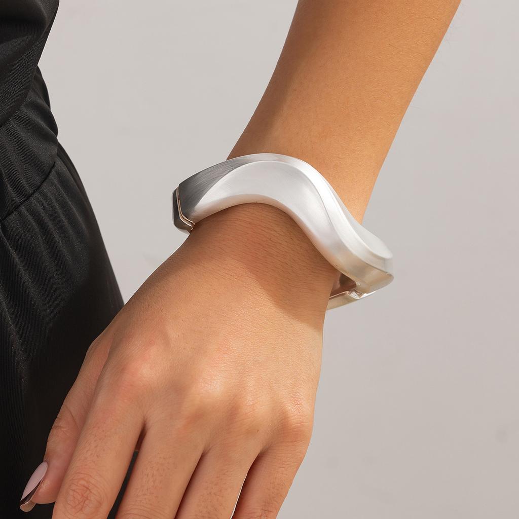 Cold Autumn and Winter Temperament Geometric Splicing Open Bracelet, Design Sense Corrugated Smooth Metal Wind Bracelet Women