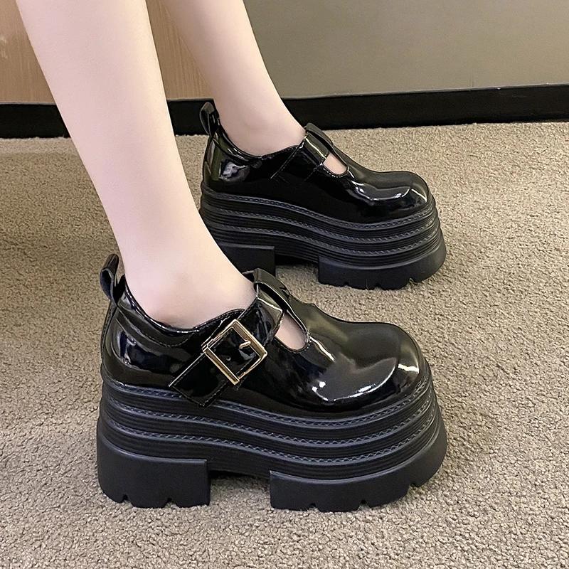Мода 2025 Женские кожаные туфли на высокой платформе Новые весенние каблуки 8 см Массивные кроссовки Женские на шнуровке с пряжкой Лоферы Обувь для ходьбы Женщина