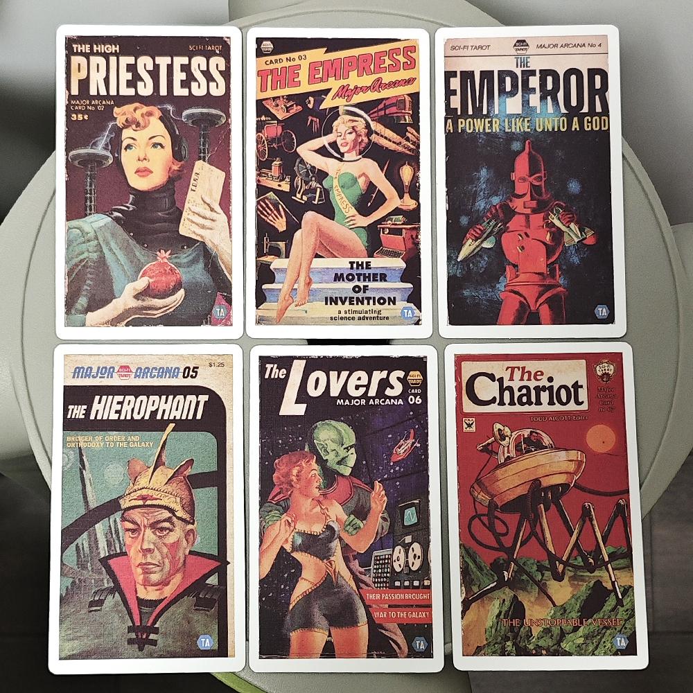 Научно-фантастические карты Таро Тодда Элкотта 12*7 см. Колода Таро на тему научной фантастики, 78 карт Таро, основанных на системе Райдера-Уэйта.