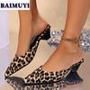 Мода леопардовый острый носок женские мюли тапочки туфли на среднем каблуке 2025 тренд сексуальные сандалии дизайнерские шлепанцы туфли на высоком каблуке Mujer Zapatillas