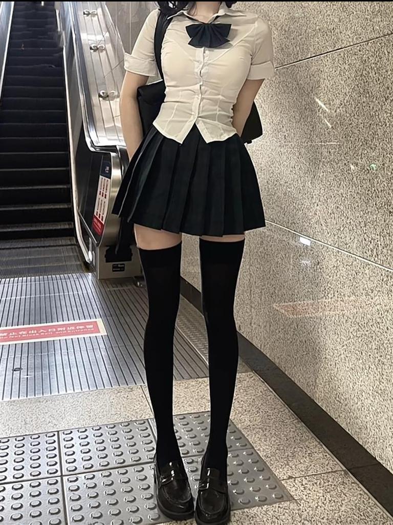 Стильная форма JK: Женский облегающий топ с коротким рукавом и комплект черной плиссированной юбки