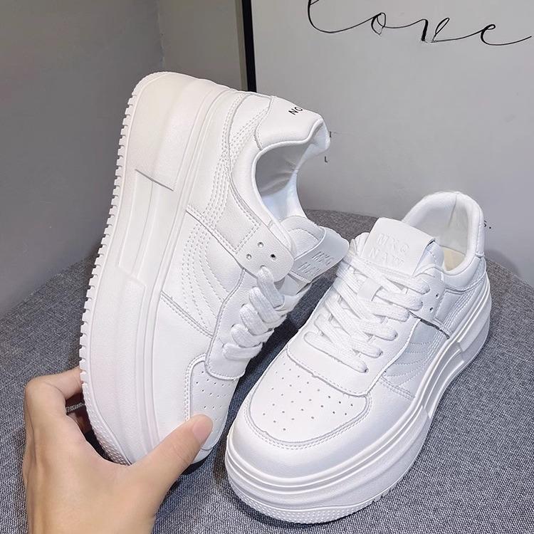 Толстая подошва увеличенная кожа белые туфли женские весенние новые студенческие универсальные повседневные спортивные туфли для сноуборда