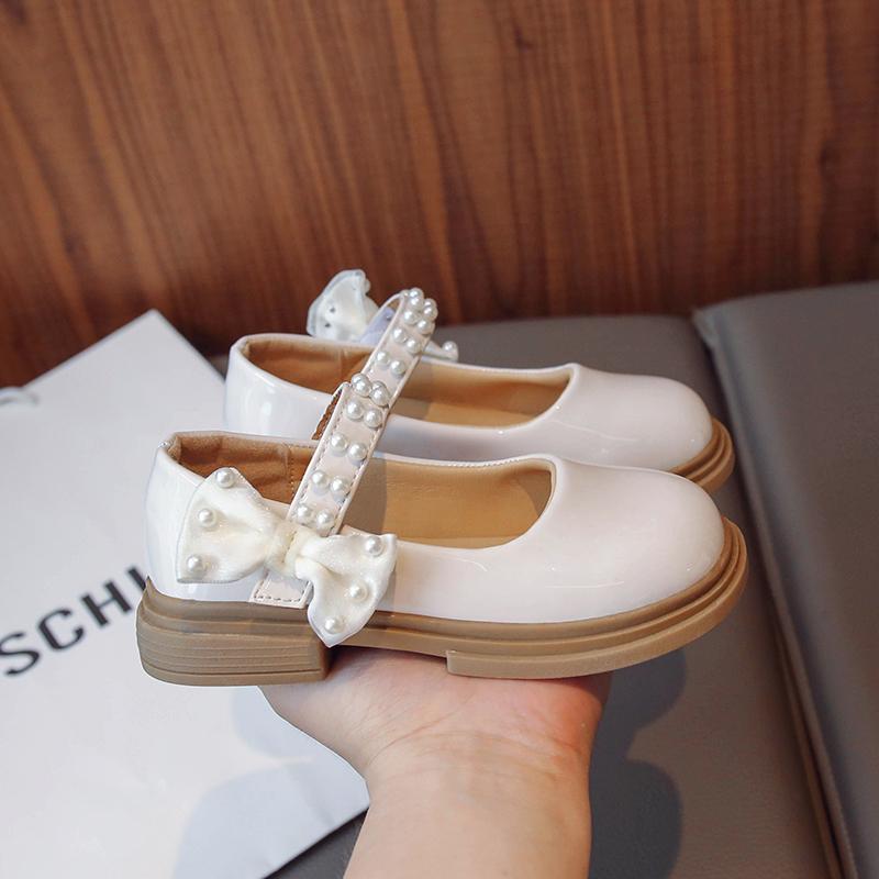 2024 Новая простая детская модная повседневная обувь Универсальная мягкая обувь принцессы для вечеринок, свадеб, шоу, милые детские туфли из искусственной кожи с жемчугом