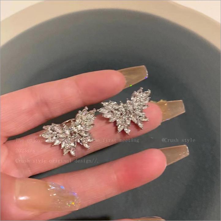 Snake-Shaped Ear Cuff: No Piercing Needed, Elegant 2024 Celebrity-Inspired Earrings.