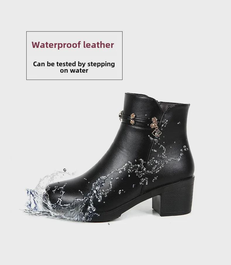 Зимние кожаные ботинки на среднем каблуке для женщин среднего возраста — теплые, нескользящие, с бархатной подкладкой.