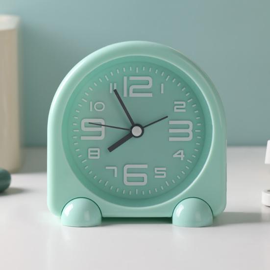 Прикроватный будильник Компактный мини-размер Бесшумная работа Питание от батареек Подсветка дисплея Декоративные настольные часы