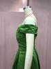 Зеленое атласное вечернее платье на одно плечо с высоким разрезом