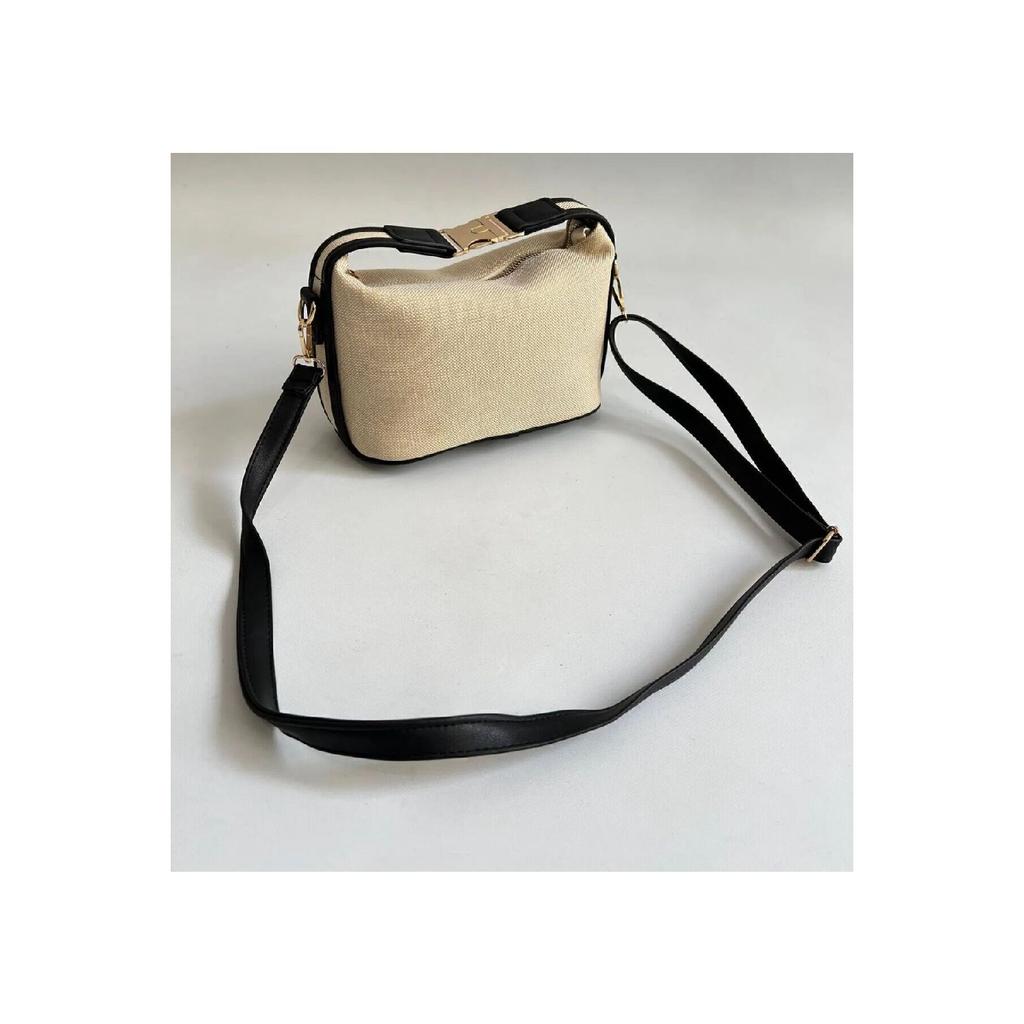 Deel Model Hand And Women's Shoulder Bag