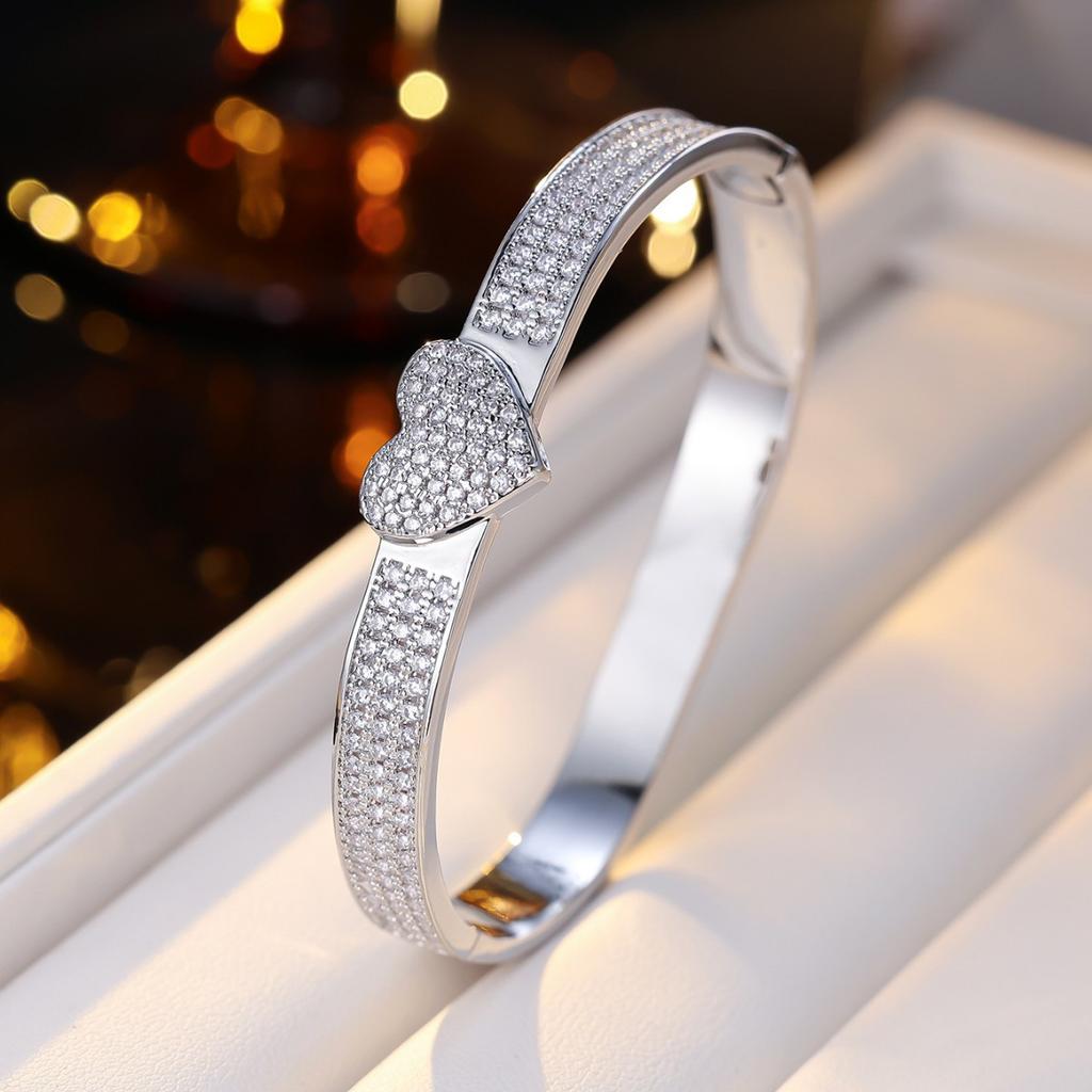 Shining Elegant Love Width Photogenic Dating Gift Bracelet for Ladies