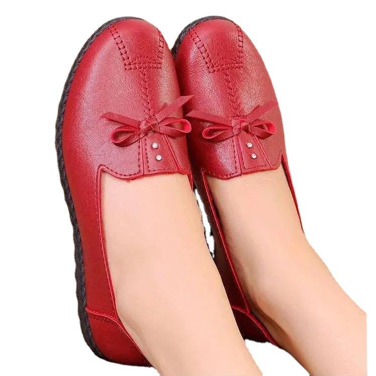 Туфли для мам из мягкой кожи, мягкая подошва, удобные для пожилых женщин, весенние и осенние, плоские, износостойкие, водонепроницаемые, одинарные туфли для пожилых женщин.