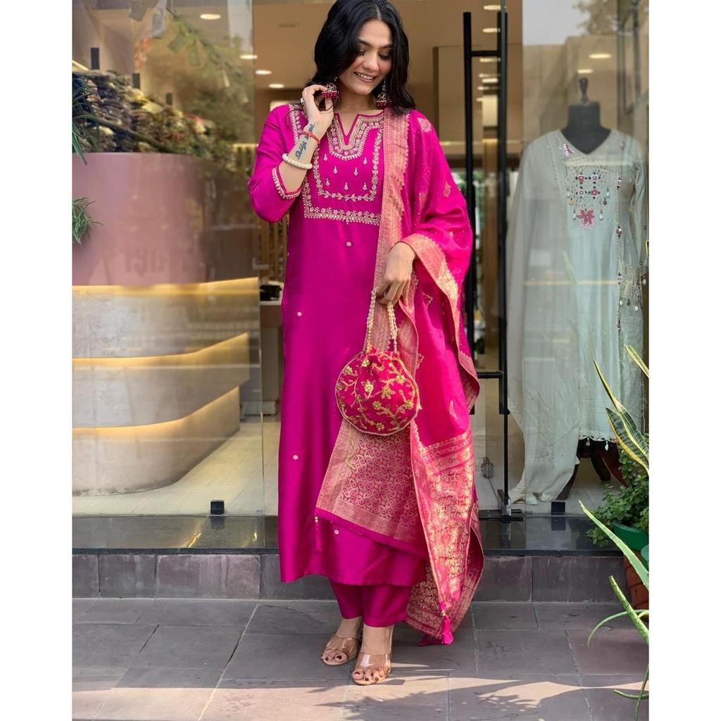 Красивый комплект тяжелого костюма с замысловатой ручной вышивкой, плетение Zari . Сочетается с подходящими брюками и пиджаком Dupatta.