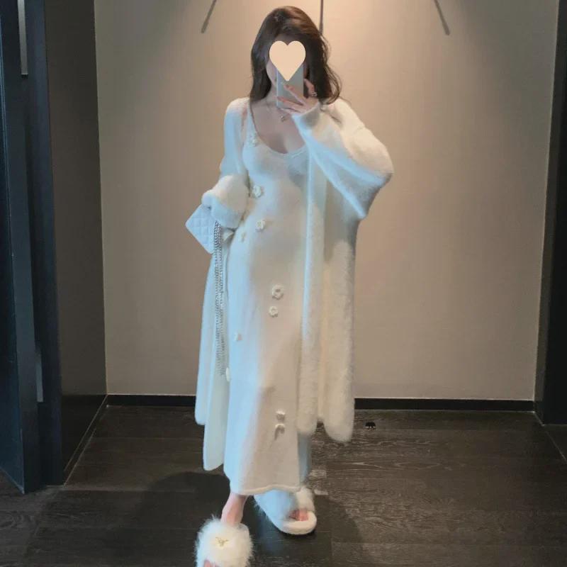 Элегантное белое трикотажное платье на подтяжках и уютный длинный свитер из двух предметов на осень/зиму