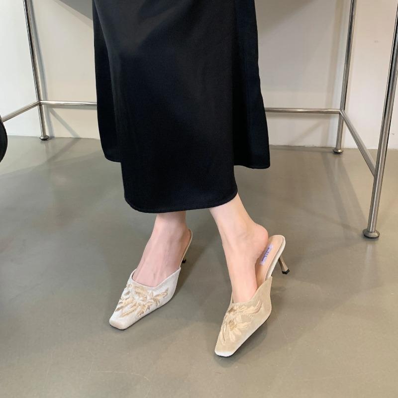 Осенние модные женские тапочки с квадратным носком и вышитым цветком, замшевые тапочки на высоком каблуке, подиумная домашняя домашняя обувь