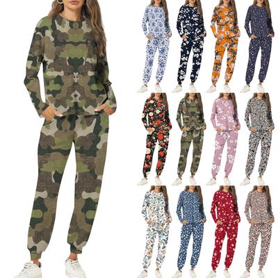 Комплекты для женщин из 2 предметов: футболки с круглым вырезом и длинным рукавом, принтованные спортивные брюки с карманами