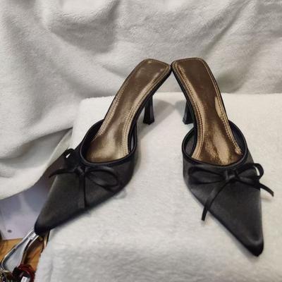 Модные универсальные удобные легкие шлепанцы с открытой пяткой женские летние женские для улицы новые с острым носком и бантом на высоком каблуке