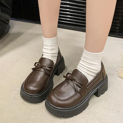 С юбкой симпатичные белые туфли на платформе из кожи женские новые летние и осенние туфли 2024 года, подчеркивающие ретро-британский стиль мокасины