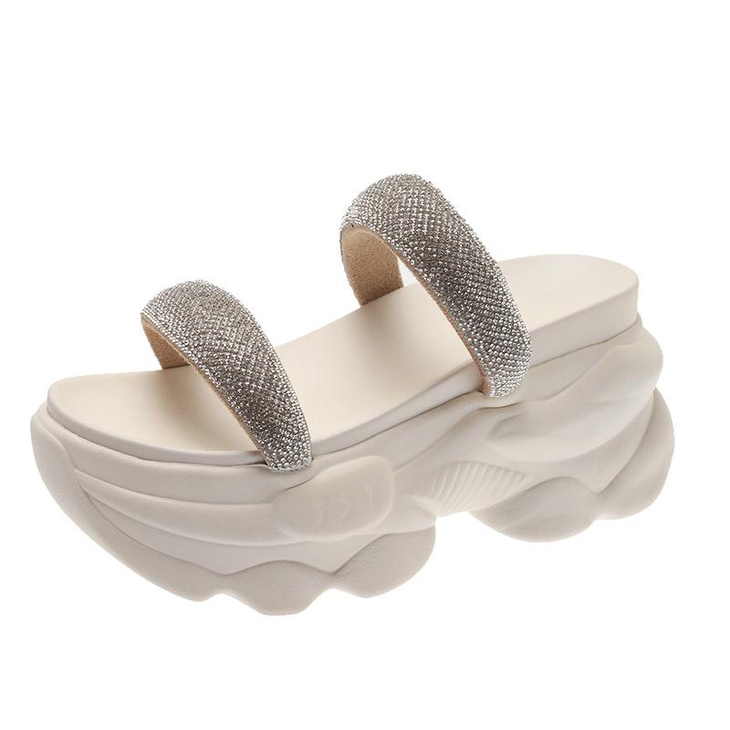 Летние босоножки и тапочки на толстой подошве «Бисквит». Туфли и тапочки на высоком каблуке с открытым носком и стразами.