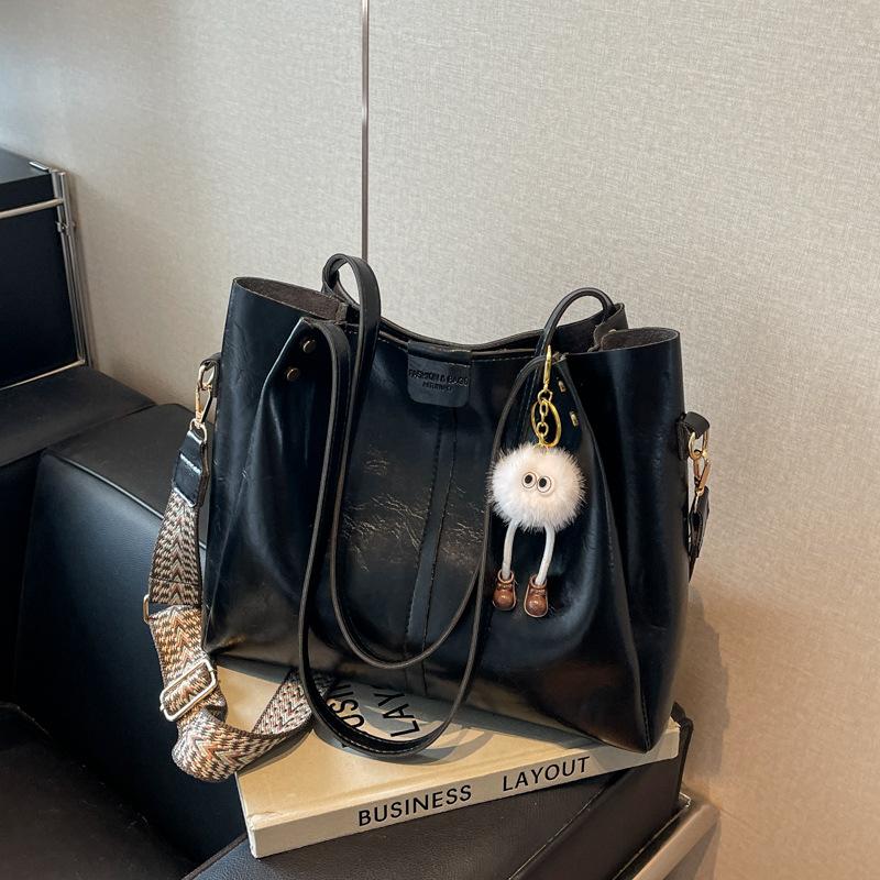 Ретро сумка женская сумочка 2025 осень и зима новая универсальная широкая плечевой ремень сумка-мессенджер большая вместимость сумка-тоут