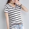 Женская облегающая футболка с V-образным вырезом и короткими рукавами в полоску - летний трендовый топ в корейском стиле