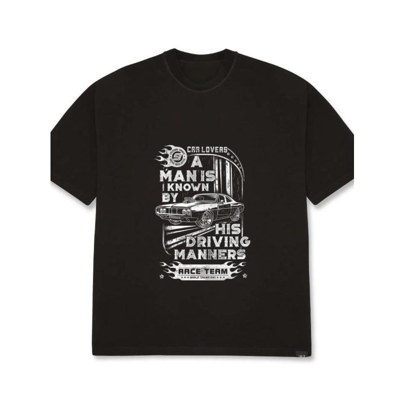 Мужская повседневная футболка черного цвета с графическим принтом «Любитель автомобилей». Человека узнают по манере вождения. Дизайн гоночной команды для повседневной носки и автолюбителей.