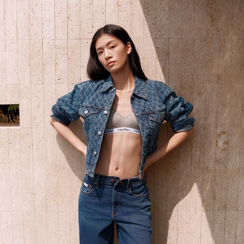 Calvin Klein Джинсовая куртка CK SS25 с принтом по всей поверхности, винтажная стирка, укороченная, женская 47B010G
