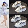 Маленькие белые туфли женские 2025 новые с внутренней платформой женские туфли на толстой подошве сетчатые дышащие повседневные туфли универсальные с сумкой-головой шлепанцы женские