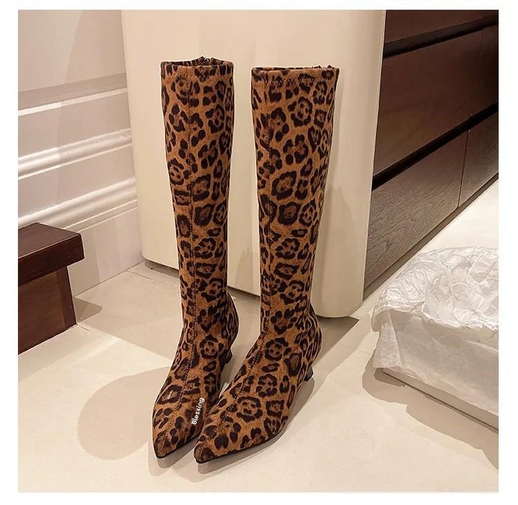 Модные мотоциклетные ботинки женские осенне-зимние облегающие с острым носком леопардовый принт бархатные длинные ботинки на среднем каблуке застежка-молния