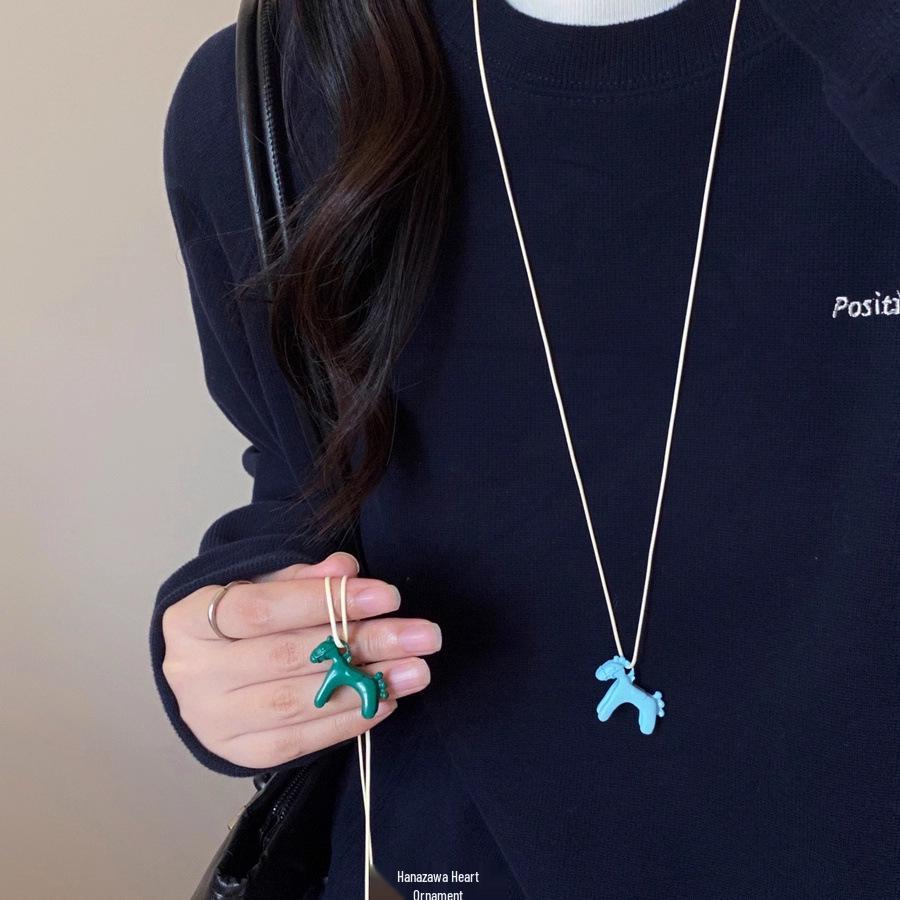 Ожерелье-подвеска «Пони» 2025, ретро, красная глазурь с подтеками: Элегантное женское длинное ожерелье-цепочка для свитера