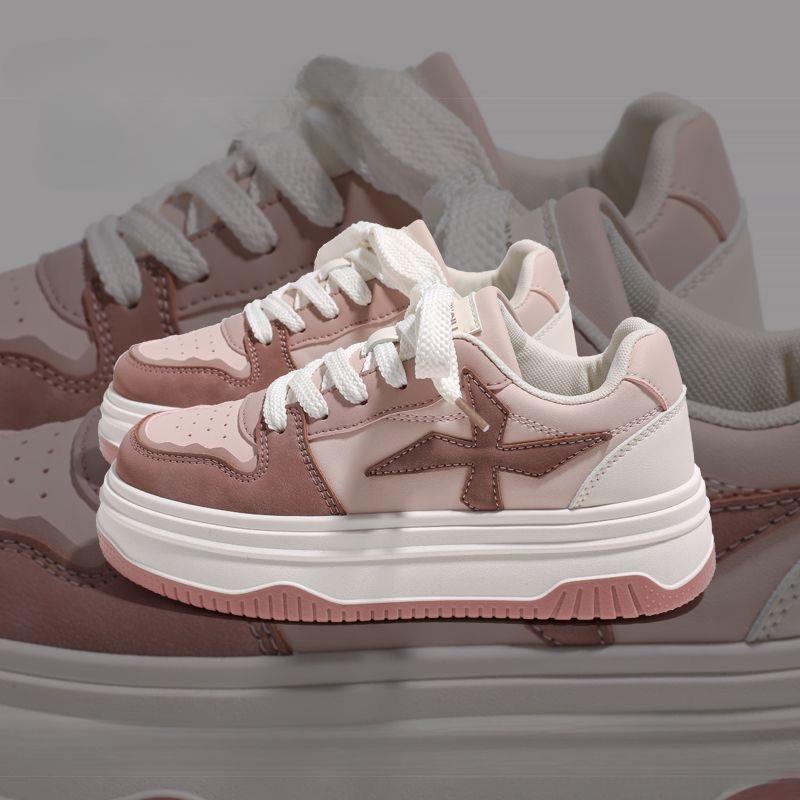 Мода 2024 года. Белые массивные женские повседневные кроссовки из вулканизированной кожи на платформе. Спортивные кроссовки для бега для женщин. Тенденции.