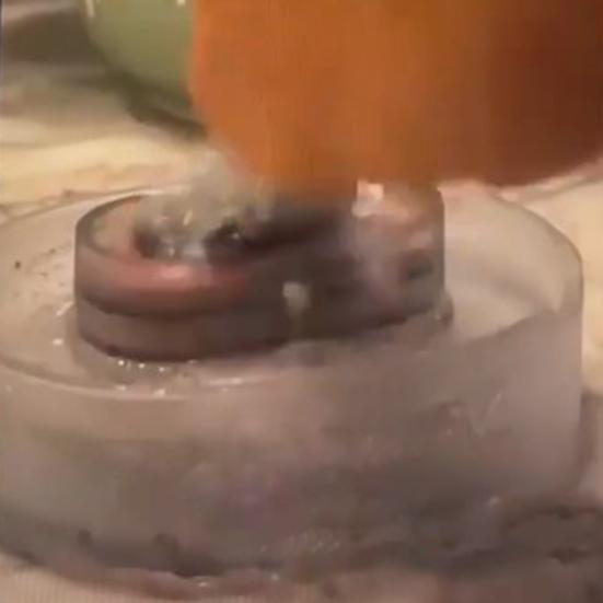 Компактный ополаскиватель для бритвы Технология струи воды Эффективно очищает бритву Фильтр 150 микрон Любая бритва с лезвиями Экономит воду Никаких шнуров Портативный инструмент для чистки бритвы