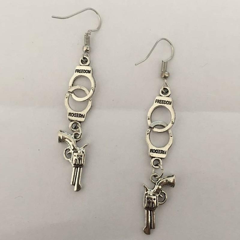 Серьги-подвески в стиле готического панка, наручники/пистолет, старинные посеребренные револьверные серьги в стиле вестерн, ковбойские висячие серьги для женщин