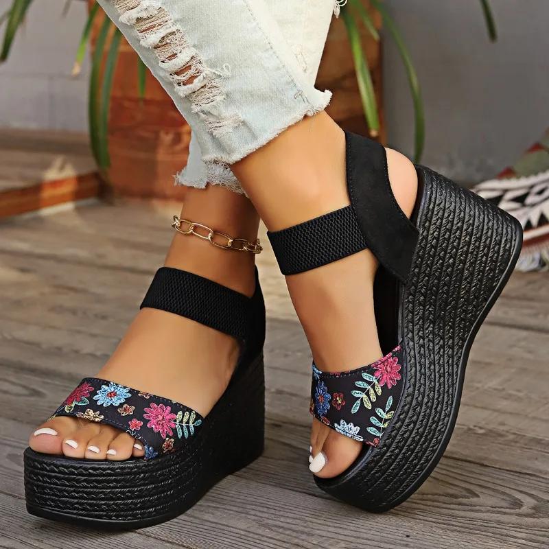 Летняя высококачественная женская обувь 2024 года, модные босоножки на танкетке с открытым носком и цветными блоками большого размера из замши в римском стиле для женщин на высоком каблуке