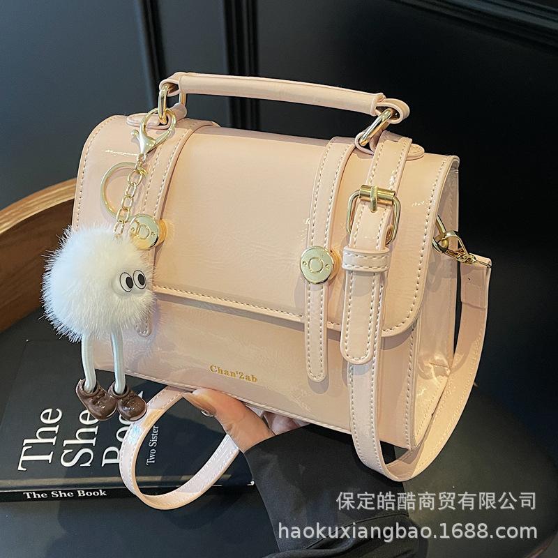 Super fire small bag women's retro 2025 new spring and summer versatile shoulder messenger bag casual explosion portable small square bag