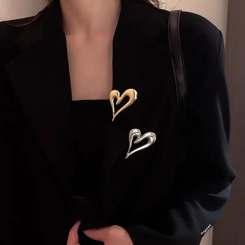 Simple Large Metal Heart Brooches for Women Men Classic Fashion Jewelry Vintage Love Heart Brooch Pins Office Party Gifts