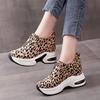 Повседневная обувь на скрытой платформе, женские кроссовки из замши, слипоны, женская обувь на танкетке, леопардовый принт