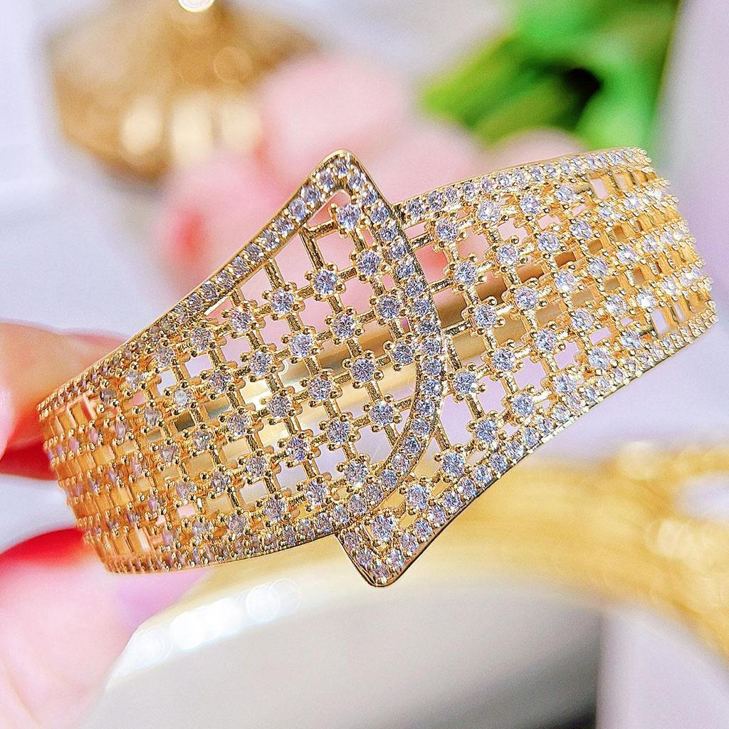 CMM Dubai Golden Retro Emerald Color Zirconia Hollow Large Wide Bangle Bracelet Womens Party Aristractic Hand Jewelry Accessories